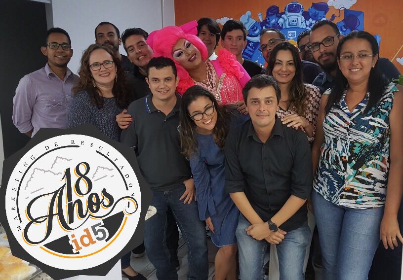 Equipe id5 comemorando a maioridade da empresa.